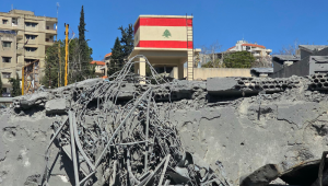 Uma bandeira do Líbano pintada em um reservatório de água elevado é mostrada no local de um ataque aéreo israelense na cidade de Nabatieh, no sul do Líbano, em 5 de março de 2026. Israel lançou em 5 de março uma nova onda de ataques contra o Irã, que intensificou seus ataques contra as nações do Golfo, Catar e Bahrein, à medida que a guerra no Oriente Médio se espalhava por toda a região e além.