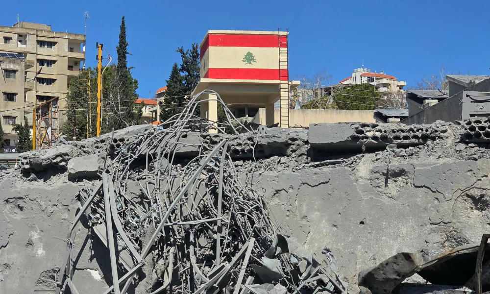 Uma bandeira do Líbano pintada em um reservatório de água elevado é mostrada no local de um ataque aéreo israelense na cidade de Nabatieh, no sul do Líbano, em 5 de março de 2026. Israel lançou em 5 de março uma nova onda de ataques contra o Irã, que intensificou seus ataques contra as nações do Golfo, Catar e Bahrein, à medida que a guerra no Oriente Médio se espalhava por toda a região e além.