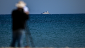 A fragata grega Keimon navega no mar ao largo de Limassol em 4 de março de 2026. A França irá implantar sistemas antimísseis e antidrones no Chipre, disse o governo da ilha mediterrânea em 3 de março, após um ataque de drone a uma base britânica. Depois que quatro caças F-16 gregos chegaram à ilha e duas fragatas gregas partiram para as águas cipriotas, o porta-voz do governo, Konstantinos Letymbiotis, disse que o Chipre garantiu apoio adicional de importantes parceiros da UE.