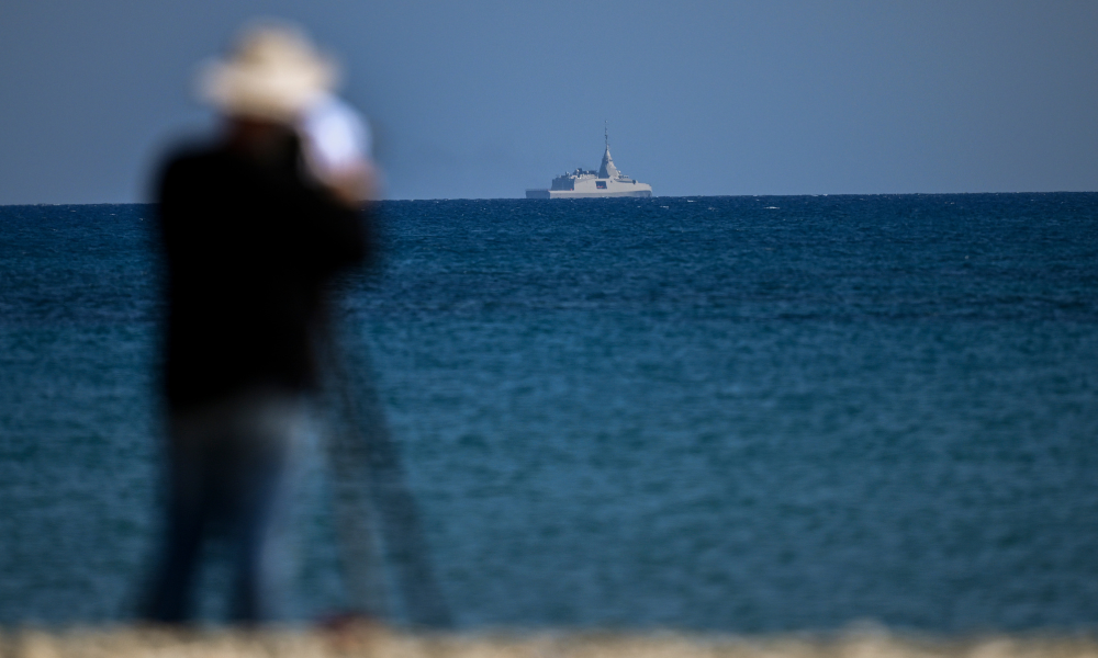 A fragata grega Keimon navega no mar ao largo de Limassol em 4 de março de 2026. A França irá implantar sistemas antimísseis e antidrones no Chipre, disse o governo da ilha mediterrânea em 3 de março, após um ataque de drone a uma base britânica. Depois que quatro caças F-16 gregos chegaram à ilha e duas fragatas gregas partiram para as águas cipriotas, o porta-voz do governo, Konstantinos Letymbiotis, disse que o Chipre garantiu apoio adicional de importantes parceiros da UE.