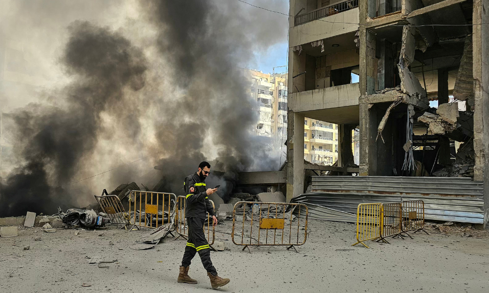 Um membro da defesa civil está no local dos ataques aéreos israelenses noturnos nos subúrbios do sul de Beirute, em 6 de março de 2026. O exército israelense disse em 6 de março que havia atingido um centro de comando e um depósito de drones do Hezbollah em uma "onda de ataques em larga escala" durante a noite nos subúrbios do sul de Beirute. Os ataques ocorreram depois que o exército israelense emitiu um alerta de evacuação para a área, lar de centenas de milhares de pessoas e um reduto do Hezbollah, apoiado pelo Irã, fazendo com que os moradores fugissem em pânico.