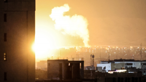 Fumaça e fogo se elevam do local de ataques aéreos em uma área central da capital iraniana, Teerã, em 6 de março de 2026. Novos ataques abalaram o Irã e o Líbano em 6 de março, enquanto Israel prometia intensificar o conflito para uma nova fase na guerra do Oriente Médio, que se espalhou rapidamente por toda a região e além.