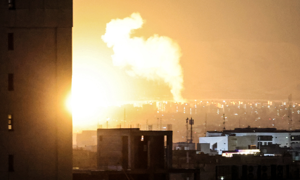 Fumaça e fogo se elevam do local de ataques aéreos em uma área central da capital iraniana, Teerã, em 6 de março de 2026. Novos ataques abalaram o Irã e o Líbano em 6 de março, enquanto Israel prometia intensificar o conflito para uma nova fase na guerra do Oriente Médio, que se espalhou rapidamente por toda a região e além.