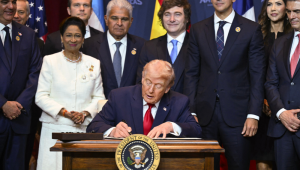 O presidente dos EUA, Donald Trump, entrega uma caneta após assinar uma proclamação na Cúpula "Escudo das Américas" no Trump National Doral em Miami, Flórida, em 7 de março de 2026. O presidente Trump está recebendo uma dúzia de líderes de direita da América Latina e do Caribe para discutir questões que a região enfrenta, do crime organizado à imigração ilegal. A cúpula também visa servir a Washington, impulsionando os interesses dos EUA na região e restringindo os de potências estrangeiras como a China.