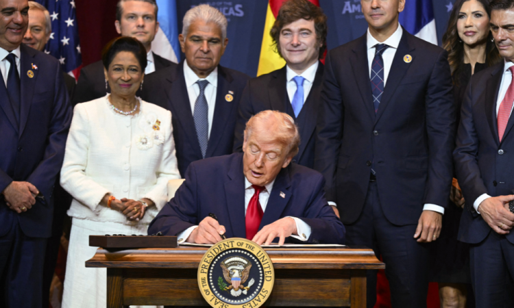 Trump diz que Cuba ‘vive seus últimos momentos’ em cúpula na Flórida