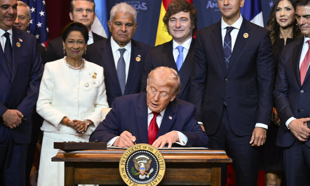 O presidente dos EUA, Donald Trump, entrega uma caneta após assinar uma proclamação na Cúpula "Escudo das Américas" no Trump National Doral em Miami, Flórida, em 7 de março de 2026. O presidente Trump está recebendo uma dúzia de líderes de direita da América Latina e do Caribe para discutir questões que a região enfrenta, do crime organizado à imigração ilegal. A cúpula também visa servir a Washington, impulsionando os interesses dos EUA na região e restringindo os de potências estrangeiras como a China.