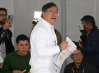 O presidente da Col&ocirc;mbia, Gustavo Petro, vota em uma se&ccedil;&atilde;o eleitoral durante as elei&ccedil;&otilde;es legislativas em Bogot&aacute;, em 8 de mar&ccedil;o de 2026. Os colombianos votam em 8 de mar&ccedil;o nas elei&ccedil;&otilde;es legislativas que moldar&atilde;o os meses finais do mandato do presidente de esquerda Gustavo Petro e testar&atilde;o se a outrora poderosa direita do pa&iacute;s est&aacute; preparada para um retorno pol&iacute;tico.