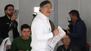 O presidente da Colômbia, Gustavo Petro, vota em uma seção eleitoral durante as eleições legislativas em Bogotá, em 8 de março de 2026. Os colombianos votam em 8 de março nas eleições legislativas que moldarão os meses finais do mandato do presidente de esquerda Gustavo Petro e testarão se a outrora poderosa direita do país está preparada para um retorno político.