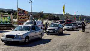 vUm comboio de veículos evacuando moradores da vila cristã de Alma al-Shaab, no sul do Líbano, passa pela área de Naqura em 10 de março de 2026. O Líbano foi arrastado para a guerra no Oriente Médio na semana passada, quando o grupo militante Hezbollah, apoiado pelo Irã, atacou Israel em resposta ao assassinato do líder supremo iraniano durante ataques conjuntos entre EUA e Israel em 28 de fevereiro.