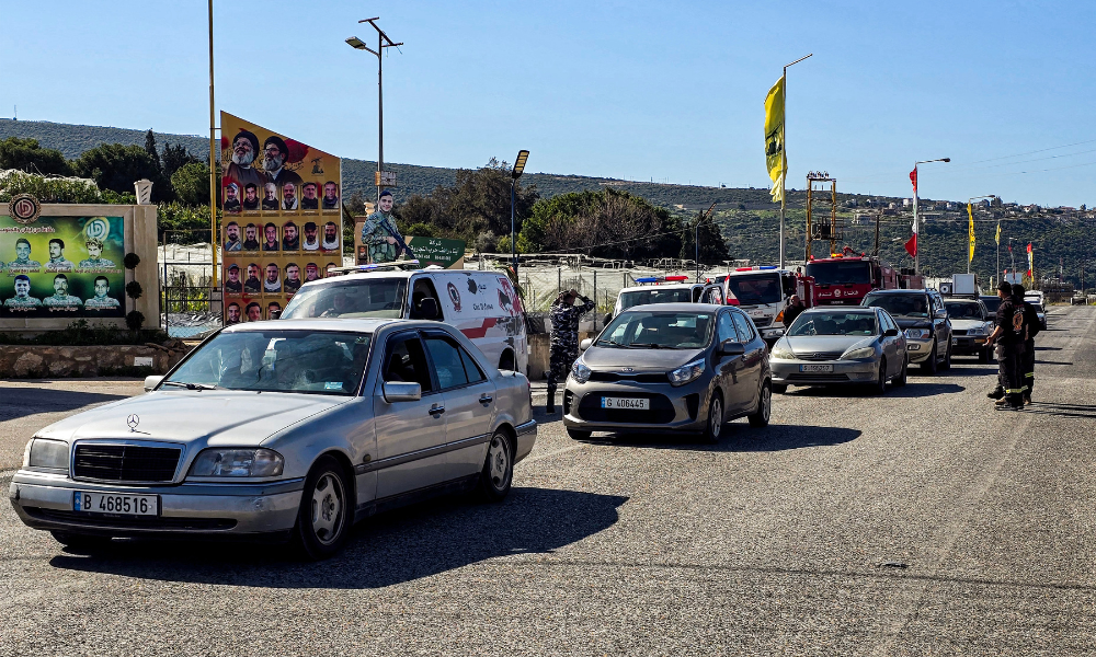 vUm comboio de veículos evacuando moradores da vila cristã de Alma al-Shaab, no sul do Líbano, passa pela área de Naqura em 10 de março de 2026. O Líbano foi arrastado para a guerra no Oriente Médio na semana passada, quando o grupo militante Hezbollah, apoiado pelo Irã, atacou Israel em resposta ao assassinato do líder supremo iraniano durante ataques conjuntos entre EUA e Israel em 28 de fevereiro.