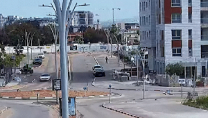 Homem quase é atingido por míssil em rua de Israel — Foto: AFP