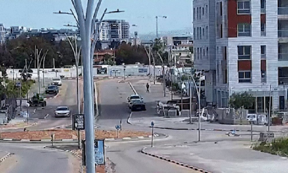 Homem quase é atingido por míssil em rua de Israel — Foto: AFP