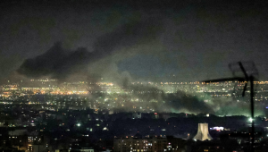 Colunas de fumaça se elevam do local dos ataques aéreos perto da Torre Azadi, no oeste de Teerã, em 10 de março de 2026. Os Estados Unidos e Israel lançaram ataques contra o Irã em 28 de fevereiro, provocando uma rápida retaliação da república islâmica, que respondeu com ataques de mísseis em toda a região. A guerra envolveu potências globais, desestabilizou os setores de energia e transporte do mundo e trouxe o caos até mesmo para áreas geralmente pacíficas da região instável.