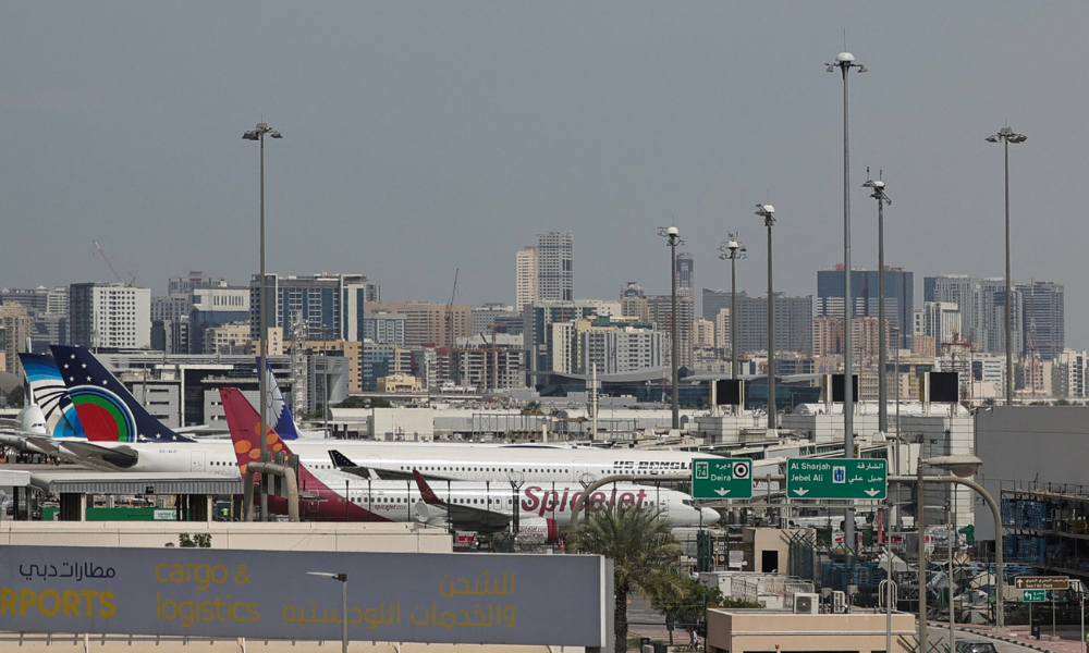 Aviões de passageiros estão estacionados no Aeroporto Internacional de Dubai, em Dubai, em 11 de março de 2026. Drones caíram perto do aeroporto de Dubai, ferindo quatro pessoas, enquanto navios foram atingidos no Estreito de Ormuz ou em suas proximidades, em 11 de março, enquanto o Irã continuava sua campanha para interromper os mercados de petróleo e o tráfego aéreo e marítimo.