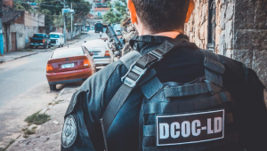 Policiais civis da Delegacia de Combate ao Crime Organizado e à Lavagem de Dinheiro (DCOC-LD)