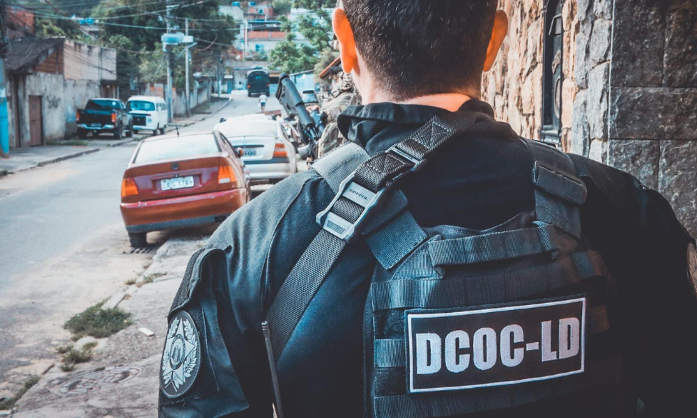 Policiais civis da Delegacia de Combate ao Crime Organizado e à Lavagem de Dinheiro (DCOC-LD)