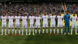 Jogadores do Irã ouvem o hino nacional durante o amistoso de futebol da FIFA entre Irã e Síria, no estádio Azadi, na capital iraniana, Teerã, em 6 de junho de 2019.