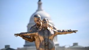 Uma estátua do presidente dos EUA, Donald Trump, e do falecido criminoso sexual condenado, Jeffrey Epstein, é vista em frente ao Capitólio dos EUA em Washington, DC, em 10 de março de 2026. (Foto de Brendan Smialowski / AFP)