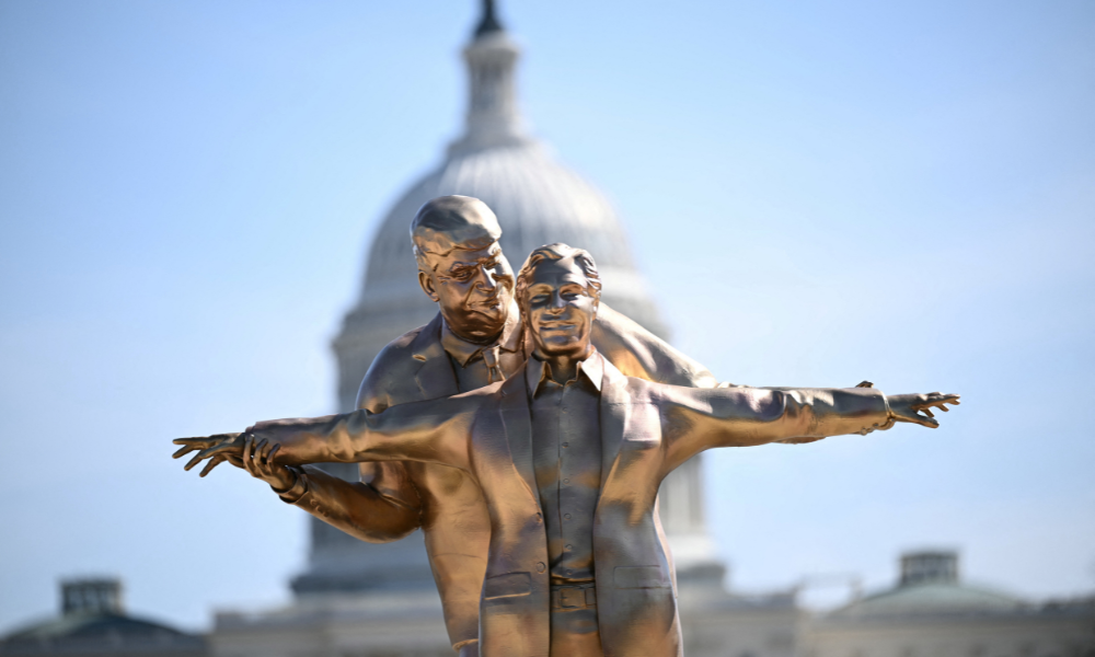 Uma estátua do presidente dos EUA, Donald Trump, e do falecido criminoso sexual condenado, Jeffrey Epstein, é vista em frente ao Capitólio dos EUA em Washington, DC, em 10 de março de 2026. (Foto de Brendan Smialowski / AFP)