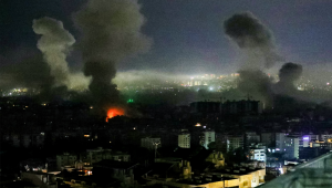 Fumaça sobe do local de um ataque aéreo israelense que teve como alvo uma área nos subúrbios do sul de Beirute em 11 de março de 2026. O Líbano foi arrastado para a guerra no Oriente Médio na semana passada, quando o Hezbollah atacou Israel em resposta ao assassinato do líder supremo iraniano em ataques conjuntos entre EUA e Israel. Israel, que manteve os ataques contra o Hezbollah apesar do cessar-fogo de 2024, lançou ataques em todo o Líbano e enviou tropas terrestres para áreas de fronteira.