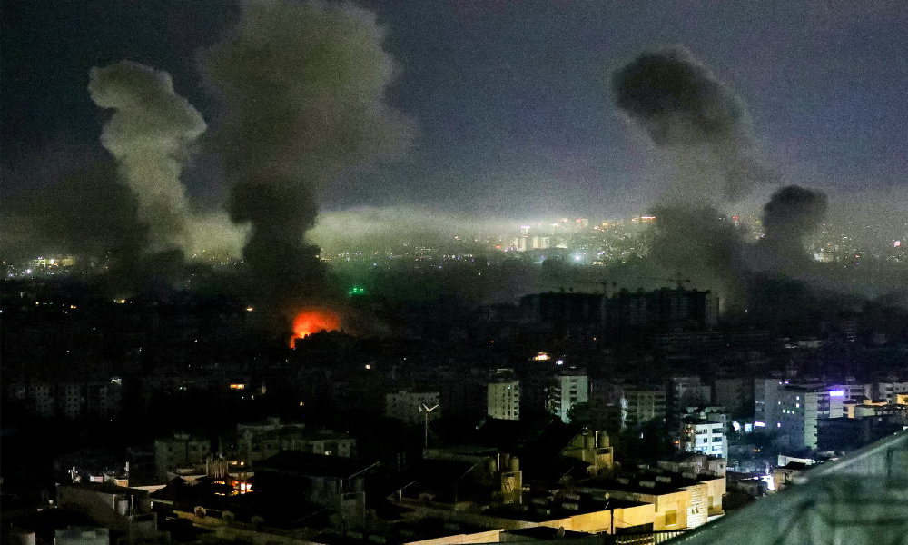 Fumaça sobe do local de um ataque aéreo israelense que teve como alvo uma área nos subúrbios do sul de Beirute em 11 de março de 2026. O Líbano foi arrastado para a guerra no Oriente Médio na semana passada, quando o Hezbollah atacou Israel em resposta ao assassinato do líder supremo iraniano em ataques conjuntos entre EUA e Israel. Israel, que manteve os ataques contra o Hezbollah apesar do cessar-fogo de 2024, lançou ataques em todo o Líbano e enviou tropas terrestres para áreas de fronteira.