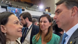 A líder opositora venezuelana María Corina Machado, vencedora do Prêmio Nobel da Paz de 2025, afirmou esperar cooperação “pela justiça e democracia nos nossos países” após encontro com o senador Flávio Bolsonaro (PL), pré-candidato à Presidência do Brasil.