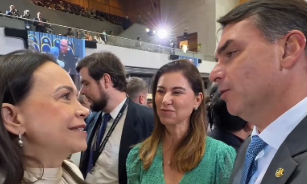 A líder opositora venezuelana María Corina Machado, vencedora do Prêmio Nobel da Paz de 2025, afirmou esperar cooperação “pela justiça e democracia nos nossos países” após encontro com o senador Flávio Bolsonaro (PL), pré-candidato à Presidência do Brasil.