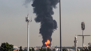 Uma coluna de fumaça se eleva de um incêndio em andamento no Aeroporto Internacional de Dubai, em Dubai, em 16 de março de 2026. Os voos estavam sendo retomados gradualmente no aeroporto de Dubai em 16 de março, anteriormente o mais movimentado do mundo para voos internacionais, disse a operadora do aeroporto, depois que um "incidente relacionado a drones" provocou um incêndio em um tanque de combustível nas proximidades, enquanto o Irã continuava seus ataques no Golfo.