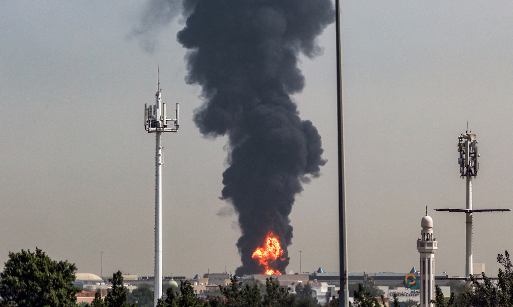 Uma coluna de fumaça se eleva de um incêndio em andamento no Aeroporto Internacional de Dubai, em Dubai, em 16 de março de 2026. Os voos estavam sendo retomados gradualmente no aeroporto de Dubai em 16 de março, anteriormente o mais movimentado do mundo para voos internacionais, disse a operadora do aeroporto, depois que um "incidente relacionado a drones" provocou um incêndio em um tanque de combustível nas proximidades, enquanto o Irã continuava seus ataques no Golfo.