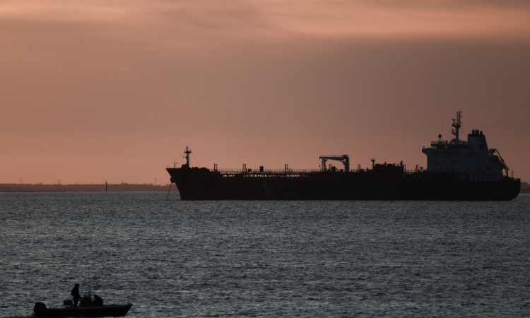 Petroleiro cruza Estreito de Ormuz e levanta suspeita de negociação com o Irã