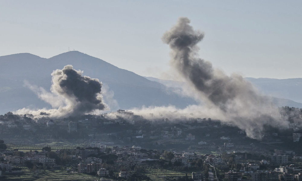 Fumaça sobe do local de um ataque aéreo israelense que teve como alvo uma área na vila fronteiriça de Khiam, no sul do Líbano, em 17 de março de 2026. Israel lançou uma onda de ataques contra Teerã e Beirute em 17 de março, enquanto os ataques em Bagdá arrastaram o vizinho Iraque ainda mais para a guerra no Oriente Médio, que desencadeou turbulência econômica em todo o mundo.