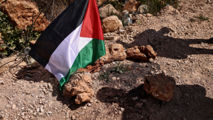 Uma bandeira palestina é colocada no local onde um ataque de colonos judeus matou 3 palestinos e feriu outros 7 em 8 de março, na vila de Abu Falah, a nordeste de Ramallah, na Cisjordânia ocupada por Israel, em 12 de março de 2026. Excluindo Jerusalém Oriental, anexada por Israel, mais de 500.000 israelenses vivem em assentamentos e postos avançados na Cisjordânia, que são ilegais segundo o direito internacional. A violência na Cisjordânia palestina, ocupada por Israel desde 1967, aumentou drasticamente desde que o ataque do Hamas contra Israel desencadeou a guerra em Gaza, em outubro de 2023.