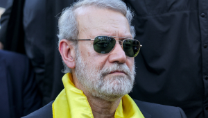 O chefe de segurança do Irã, Ali Larijani, participa de uma cerimônia do movimento xiita libanês Hezbollah, que marca o primeiro aniversário do assassinato de seu líder de longa data, Hassan Nasrallah, por Israel, nos subúrbios do sul de Beirute, em 27 de setembro de 2025. O ministro da Defesa israelense, Israel Katz, disse em 17 de março de 2026 que o poderoso chefe de segurança nacional do Irã, Ali Larijani, foi "eliminado na noite passada", juntamente com o comandante da força paramilitar Basij de Teerã.