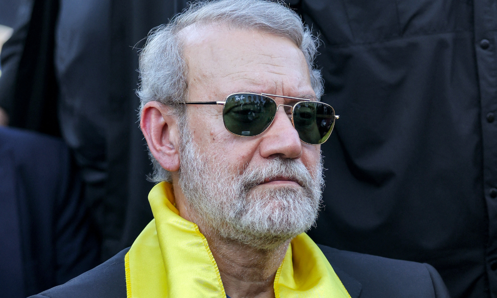 O chefe de segurança do Irã, Ali Larijani, participa de uma cerimônia do movimento xiita libanês Hezbollah, que marca o primeiro aniversário do assassinato de seu líder de longa data, Hassan Nasrallah, por Israel, nos subúrbios do sul de Beirute, em 27 de setembro de 2025. O ministro da Defesa israelense, Israel Katz, disse em 17 de março de 2026 que o poderoso chefe de segurança nacional do Irã, Ali Larijani, foi "eliminado na noite passada", juntamente com o comandante da força paramilitar Basij de Teerã.