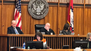 O juiz federal Timothy L. Brooks decidiu que a legislação viola a Constituição dos EUA