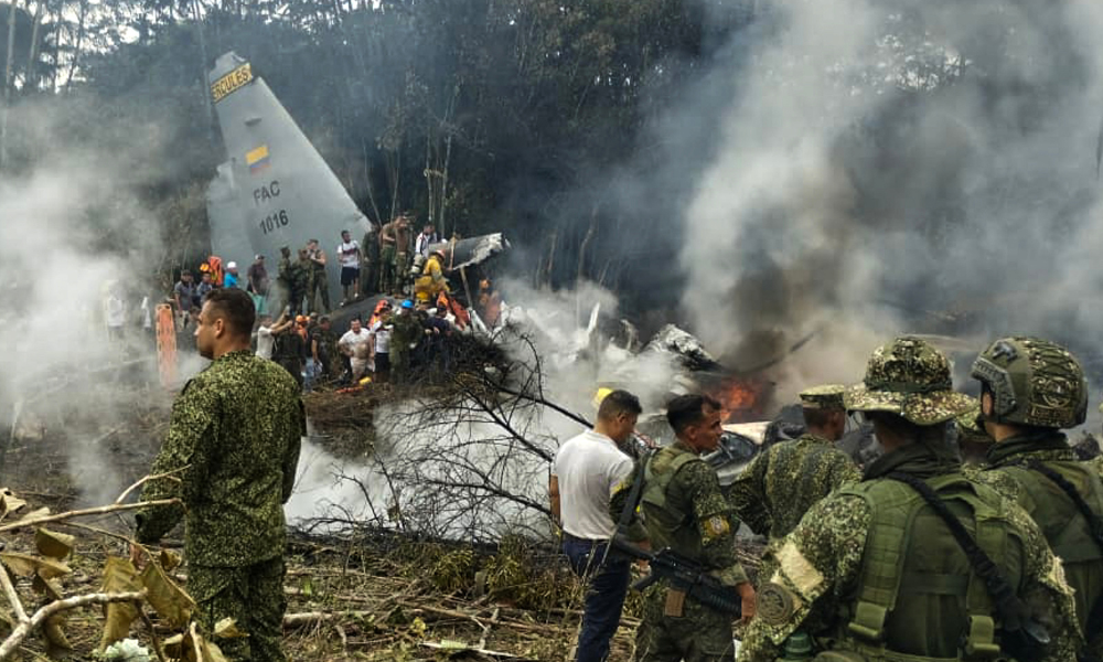 Esta captura de tela mostra soldados e equipes de resgate perto de um Hércules da Força Aérea emitindo fumaça densa após a aeronave ter caído durante a decolagem em Puerto Leguizamo, Colômbia, perto da fronteira sul com o Equador, em 23 de março de 2026. Os militares colombianos disseram em 23 de março que cerca de 80 soldados teriam morrido após a queda de um avião de transporte no sul do país.