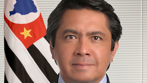 Senador tenta fugir de abordagem policial com carro irregular; veja vídeo