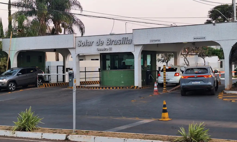 Fachada do condomínio Solar de Brasília, onde mora e cumpre prisão domiciliar o ex-presidente Jair Bolsonaro. Foto: Fabio Rodrigues-Pozzebom/ Agência Brasil Foto: Bruno Peres/Agência Brasil