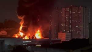 Incêndio de grandes proporções atinge distribuidora de tintas em Diadema