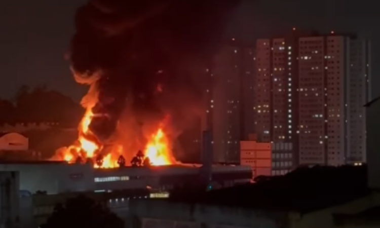 Um incêndio de grandes proporções atingiu uma distribuidora de tintas na madrugada desta segunda-feira (31) em Diadema, na Grande São Paulo • Viva ABC/Instagram