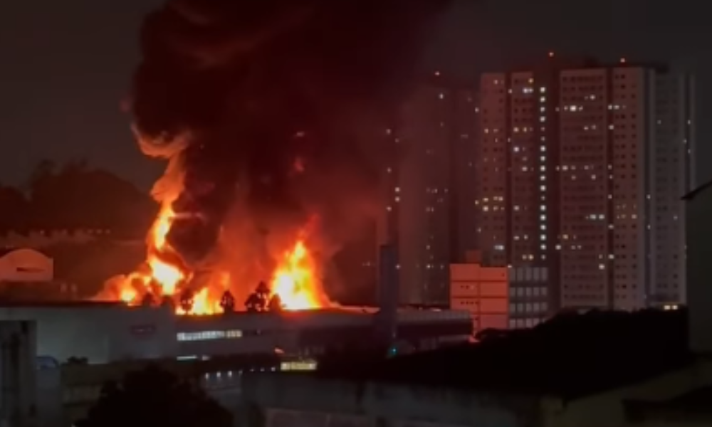 Um incêndio de grandes proporções atingiu uma distribuidora de tintas na madrugada desta segunda-feira (31) em Diadema, na Grande São Paulo • Viva ABC/Instagram