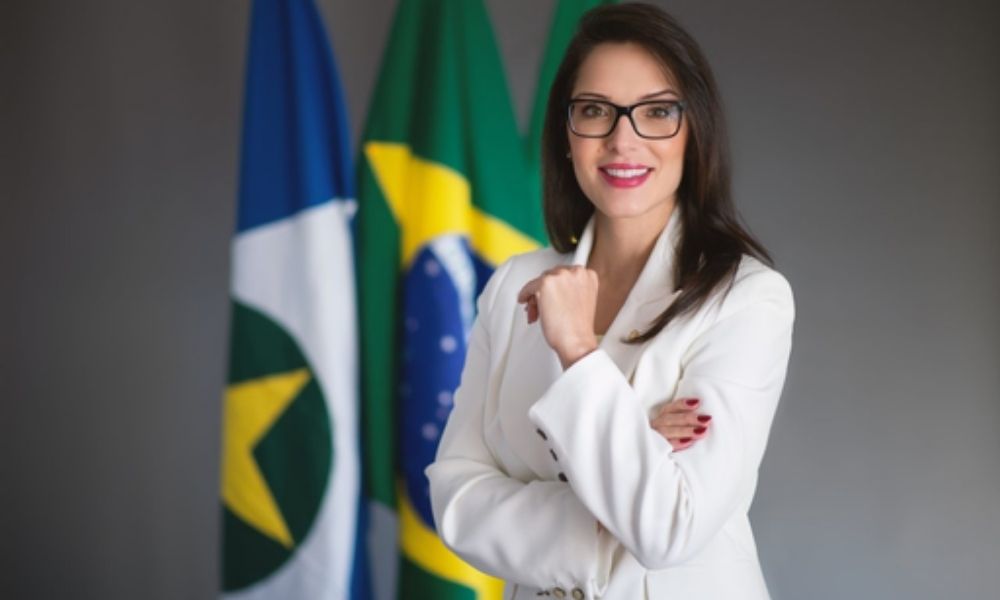 Janaína Riva rompe com o PT e puxa o MDB de MT para o campo de Flávio Bolsonaro