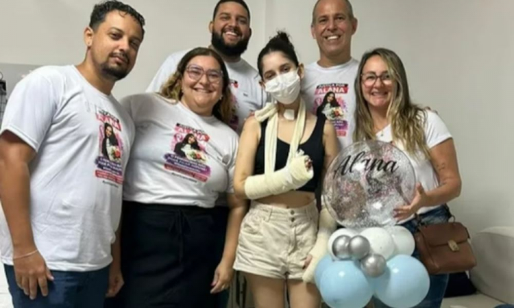 Jovem esfaqueada mais de 30 vezes por não aceitar pedido de namoro deixa hospital