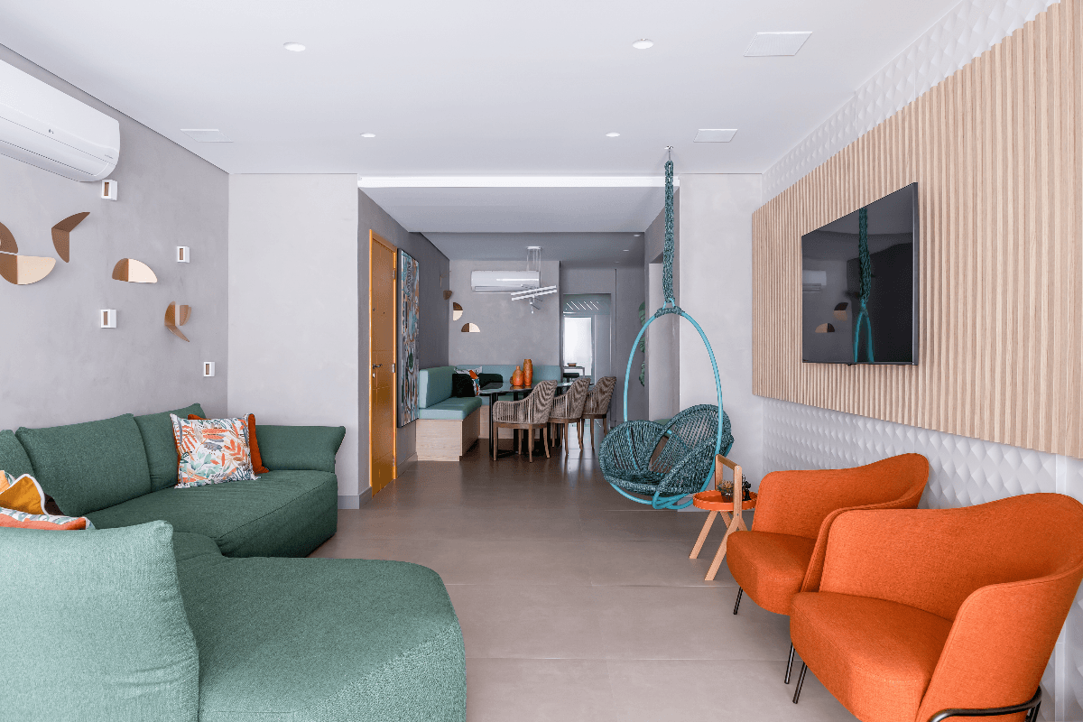 O laranja surge como protagonista ao equilibrar energia e acolhimento nos ambientes 