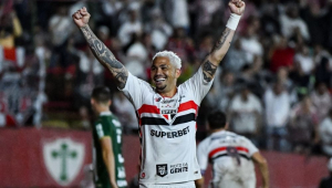 São Paulo vence Chapecoense e assume liderança do Brasileirão na estreia de Roger Machado