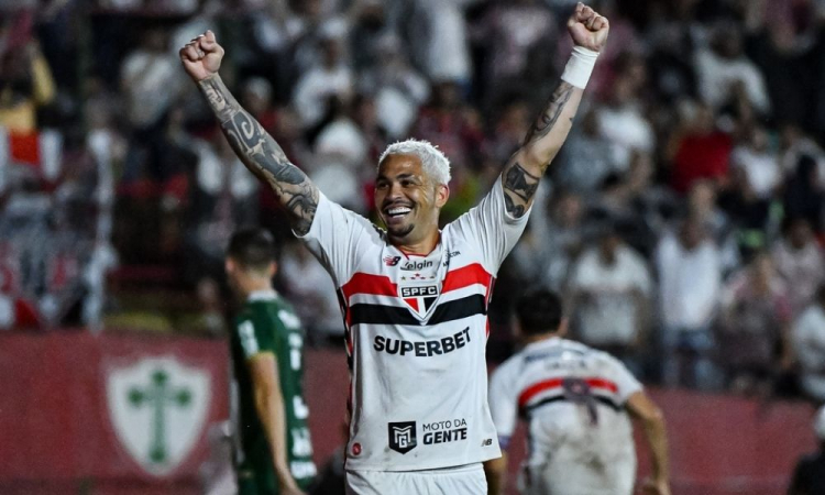 São Paulo vence Chapecoense e assume liderança do Brasileirão na estreia de Roger Machado