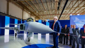Primeiro caça Gripen produzido no Brasil é apresentado; veja fotos