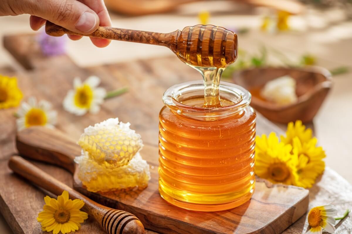 Apesar de ser natural, o consumo do mel deve ser moderado, considerando calorias, saúde digestiva e controle glicêmico  
