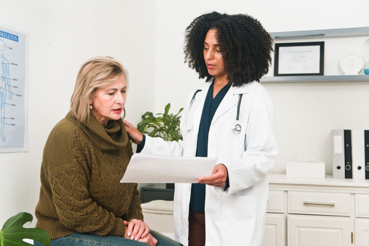 Com acompanhamento médico e cuidados adequados, a menopausa pode ser vivida de forma equilibrada 