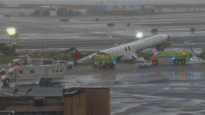 Movimentação na pista do aeroporto LaGuardia após a colisão